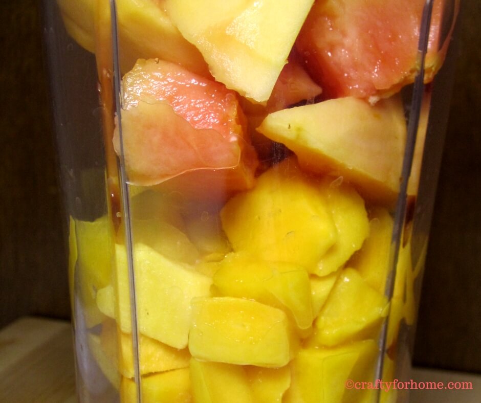 MAking papaya mango smoothies