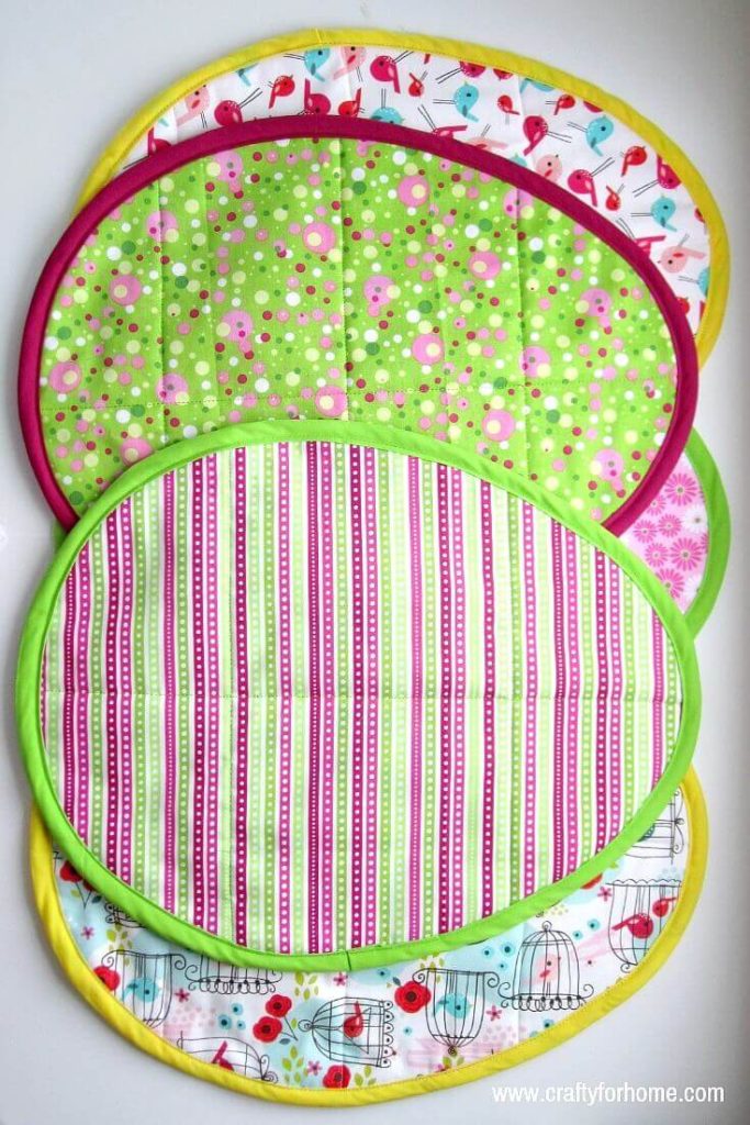 How To Sew Easter Egg Placemat | These Easter egg placemat tutorials are easy to follow and fun to do for Easter sewing project ideas, and you can do it in one afternoon. #eastereggplacemat #eastereggplacematpattern #eastersewingproject #fatquartercrafts #sewingcraftforkids #springseasonproject #ovalplacemattutorials #easyquiltproject #eastercraft #easterdecoration for full tutorials on www.craftyforhome.com