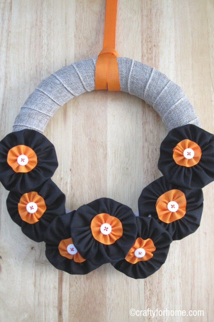 Easy Fabric Flower Fall Wreath | Easy DIY fabric flower fall wreath tutorial for the front door or wall using dollar store’s supplies, handmade fabric flower, and basic stitching.#fallwreath #fallseasoncraft #DIYfallwreath #fabricflowers #ribboncrafts #DIYhomedecor #burlapcrafts for full tutorials on https://craftyforhome.com