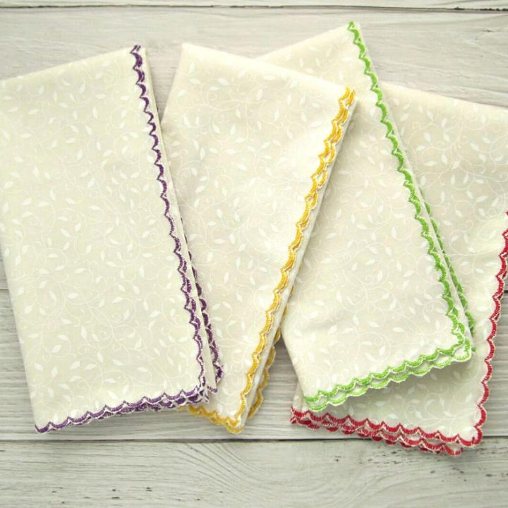 DIY Fabric Napkins ⋆ Real Housemoms