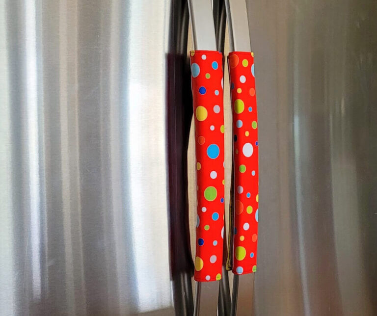 Fridge door handle cover from fabric.